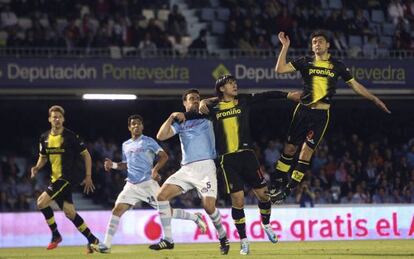 Sapunaru lucha el bal&oacute;n con T&uacute;&ntilde;ez.