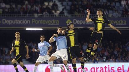 Sapunaru lucha el bal&oacute;n con T&uacute;&ntilde;ez.