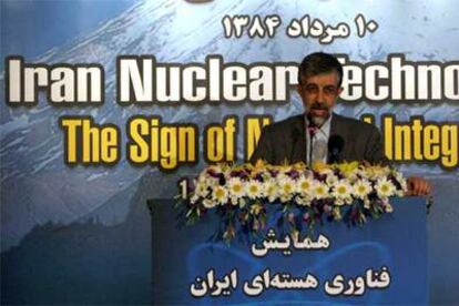 El presidente del Parlamento iraní, Qolamali Hadad Adel, ayer en un seminario sobre tecnología nuclear en Teherán.