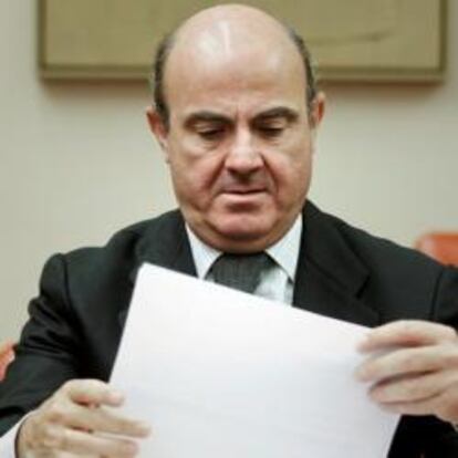 El ministro de Economía, Luis de Guindos, durante su comparecencia a petición propia en la Comisión de Economía del Congreso de los Diputados