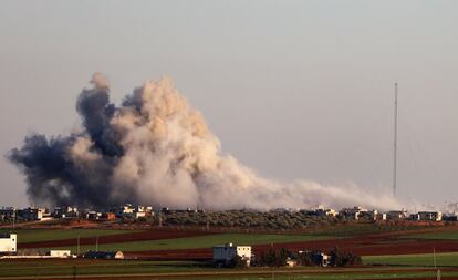 Ataque aéreo de las tropas gubernamentales contra la aldea de Salihiyah (noreste de Siria), controlada por los rebeldes.