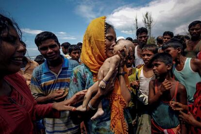 Hamida, una refugiada rohinyá, llora mientras sostiene a su hijo de 40 días después de que muriera cuando volcó su bote antes de llegar a la orilla en Shah Porir Dwip, Teknaf, (Bangladés), el 14 de septiembre de 2017.