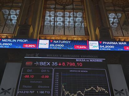 Los valores de la Bolsa española, en rojo, en una pantalla de la Bolsa de Madrid.