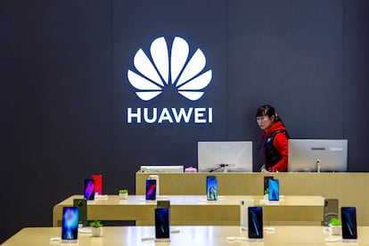 Dependienta de una tienda de Huawei en Shanghai.