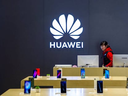 Dependienta de una tienda de Huawei en Shanghai.