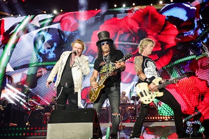 Axl Rose, Slash y Duff McKagan, en un concierto de Guns N' Roses en 2023 en California.