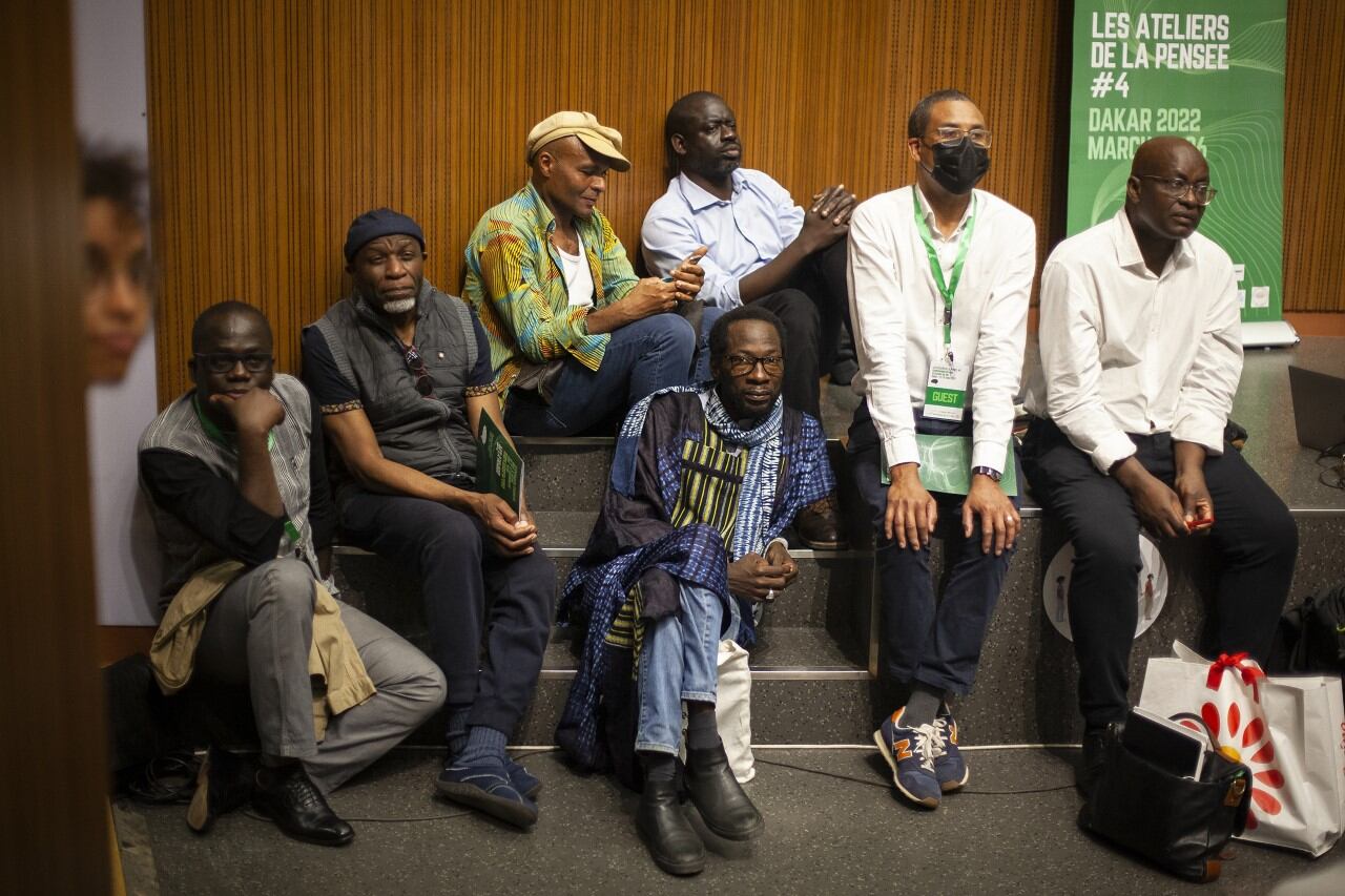 En un anfiteatro abarrotado, público y panelistas se instalan donde pueden para seguir los Talleres de Pensamiento de Dakar. De izquierda a derecha, Seydou Ra-Sablga, Ray Lema, Dénètem Touam Bona, Fadel Barro, Felwine Sarr, David Diop y Achille Mbembe.