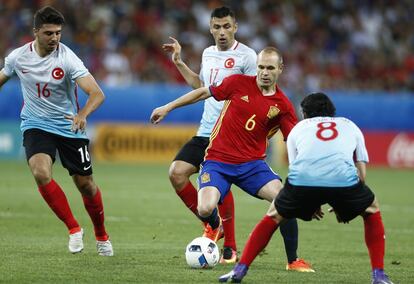 Iniesta rodeado de defensores turcos.