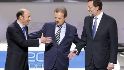 Alfredo Pérez Rubalcaba y Mariano Rajoy se saludan ante Manuel Campo Vidal.