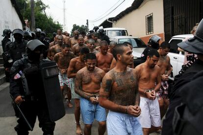 Los miembros de la Mara Salvatrucha son vigilados por la policía a su llegada a la cárcel de Quezaltepeque (El Salvador).