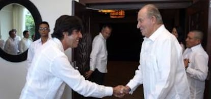 Former Spanish King Juan Carlos greets Sacyr chairman Manuel Manrique (l) at the canal project inauguration.