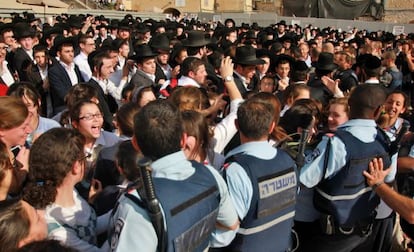 La policía israelí controla a un grupo de ultraortodoxos que trataban de impedir el rezo de las mujeres.