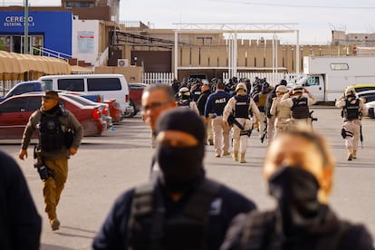 El altercado se produjo alrededor de las siete de la mañana, cuando hombres armados llegaron al penal en furgonetas blindadas y dispararon contra los oficiales de seguridad. En la imagen, el operativo policial a las afueras del Cereso de Ciudad Juárez, después del motín. 