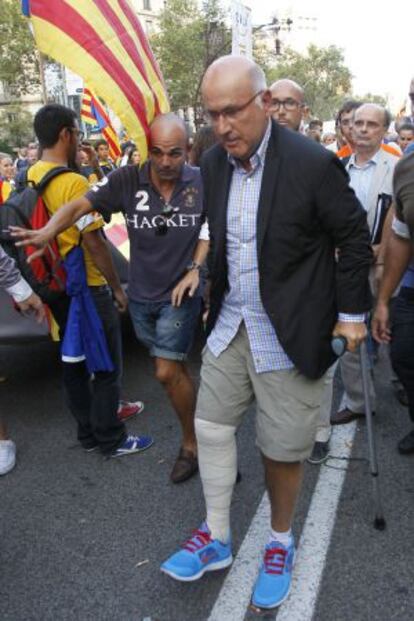 El dirigente de CiU Josep Antoni Duran i Lleida, con muleta y una pierna vendada, participó en la multitudinaria manifestación independentista en 2012.