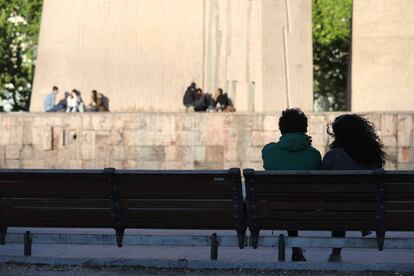 Jóvenes en la plaza de Colón, Madrid