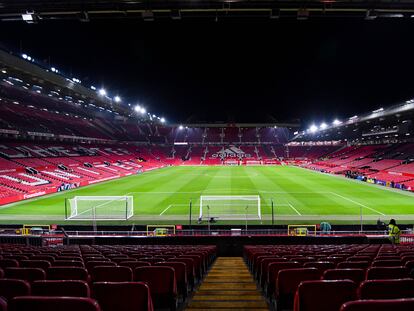 Imagen del campo y las gradas de Old Trafford, antes de un partido de Premier League.