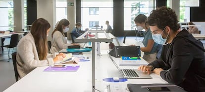 Estudiantes de la Universidad de Navarra estudian en la biblioteca el pasado noviembre.