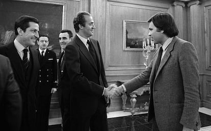 El Rey saluda a Felipe González en presencia de Adolfo Suárez, en el palacio de la Zarzuela el día después del frustrado golpe de Estado.