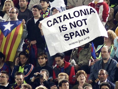 Un aficionat al Camp Nou amb l'estelada.