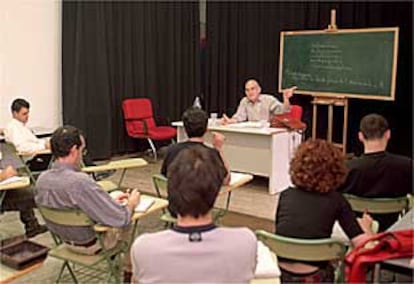 Jos Sanchs Sinisterra, ayer, durante su primera clase en el Centro Andaluz de Teatro de Sevilla.