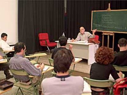 José Sanchís Sinisterra, ayer, durante su primera clase en el Centro Andaluz de Teatro de Sevilla.