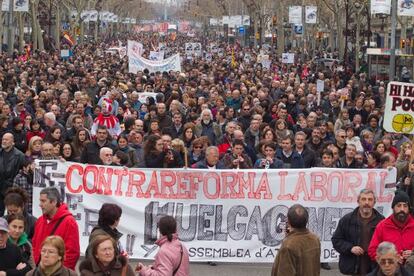 Manifestantes contra la reforma laboral en el paseo de Gràcia de Barcelona.