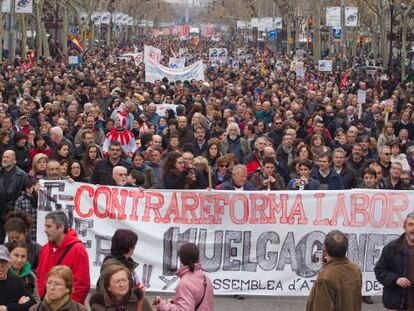 Manifestantes contra la reforma laboral en el paseo de Gràcia de Barcelona.