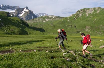 França, Suíça e Islândia são países europeus à frente da Espanha em expectativa de vida. Na imagem, duas mulheres idosas fazem trekking nos Alpes suíços. Os habitantes desse país vivem uma média de 82,7 anos, o que os especialistas atribuem ao clima, o entorno natural e a alimentação.