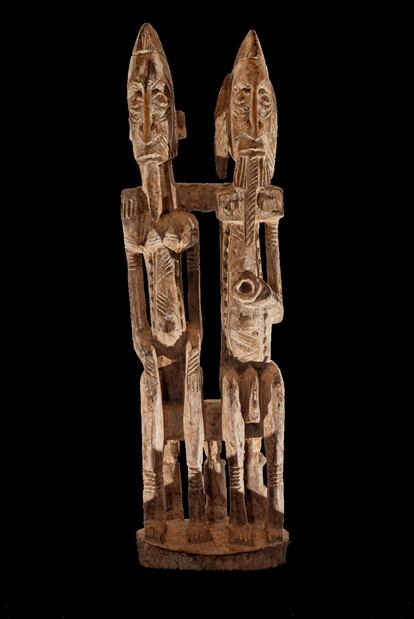 Esta figura representa a una pareja en madera perteneciente al pueblo de los dogon.