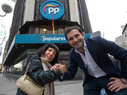 A la izquierda, Almudena Gómez, y Eduardo López, a la derecha, ambos militantes del partido Popular, en la puerta de la sede del Partido Popular en Madrid.
