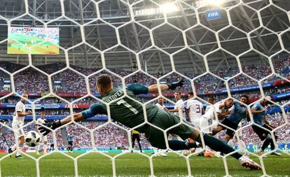 El uruguayo Luis Suárez marca el primer gol del partido contra Rusia.