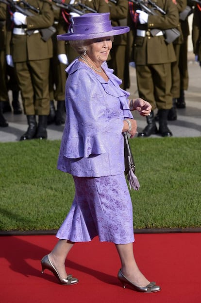 La reina Beatriz de Holanda sonríe a su llegada a la catedral.