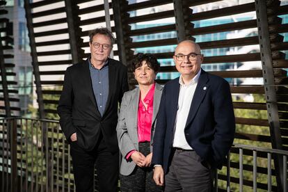 Eric Solary, investigador del INSERM; Anna Bigas, directora científica del CIBERONC; y Josep Tabernero, director del VHIO, en Barcelona tras una reunión de trabajo de la iniciativa europea UnCan (Understand Cancer).