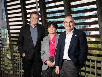 Eric Solary, investigador del INSERM; Anna Bigas, directora científica del CIBERONC; y Josep Tabernero, director del VHIO, en Barcelona tras una reunión de trabajo de la iniciativa europea UnCan (Understand Cancer).