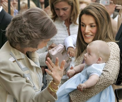 Doña Letizia sostiene en brazos a su hija Leonor mientras la reina Sofía le hace carantoñas a la primogénita de su hijo Felipe. 