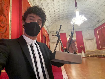 Jesús Carmona posa con su premio Benois, el martes pasado en Moscú.
