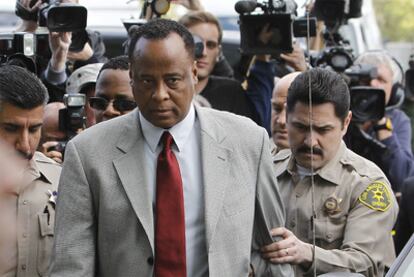 El doctor Conrad Murray, el último médico personal de Michael Jackson, llega a los tribunales de Los Ángeles donde está siendo procesado por el homicidio involuntario del cantante.