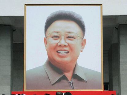 Ciudadanos norcoreanos se postran ante un retrato de Kim Jong-il, ayer en Pyongyang.