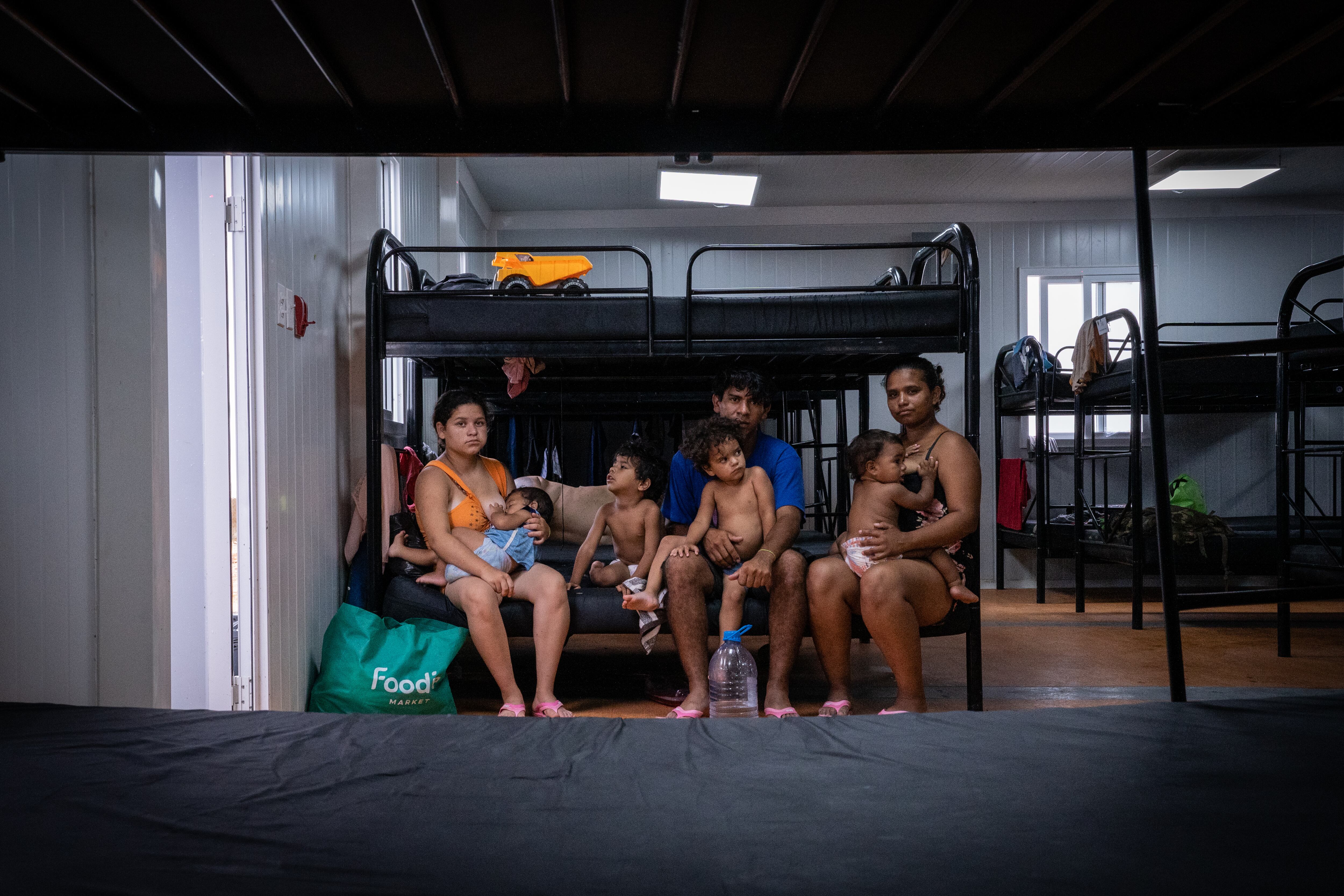 Una familia migrante de Venezuela en la Estación de Recepción Migratoria de San Vicente, en Metetí (Panamá), en mayo de 2023.