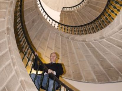 El líder del PSdeG, Pachi Vázquez, en las escaleras del Museo do Pobo Galego en Santiago. / XURXO LOBATO