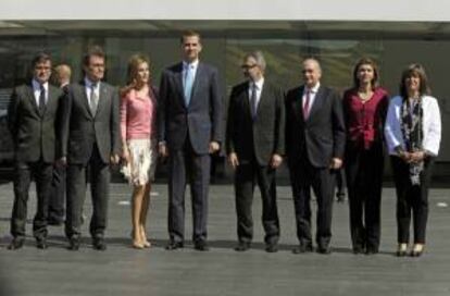 (De izq. a dcha.) El vicepresidente de Puig, Manel Puig; el presidente de la Generalitat, Artur Mas, los príncipes de Asturias, el presidente de Puig, Marc Puig, el ministro del Interior, Jorge Fernández Díaz, la delegada del Gobierno en Cataluña, Llanos de Luna, y la alcaldesa de L'Hospitalet, Núria Marín.