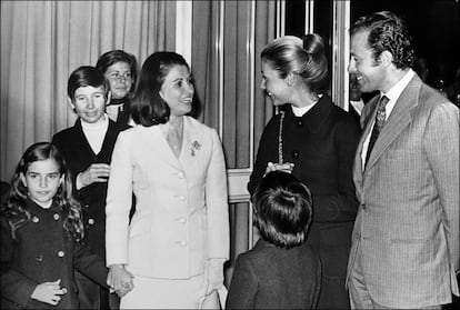 Carmen Franco acompañada de Cristóbal Martínez-Bordiú, Jaime Martínez- Bordiú, María Aranzazu Martínez- Bordiú, en una imagen sin fechar.