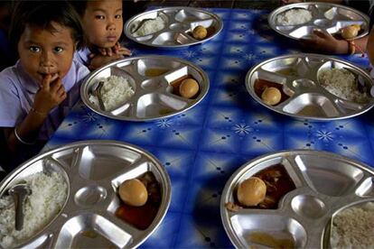 Niños tailandeses que han quedado huérfanos tras el maremoto comen arroz y huevos en un albergue en Phuket, una de las zonas más devastadas.