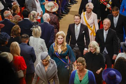 La princesa Amalia llega junto a la reina Máxima al discurso de su padre, el rey Guillermo de Holanda.