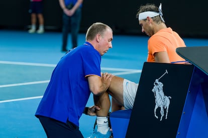 Rafa Nadal recibía asistencia médica durante el Open de Australia, el 18 de enero en Melbourne.