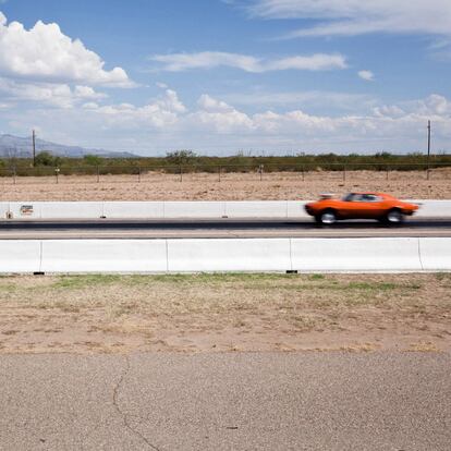 Coche fotografiado durante una carrera en el circuito Tucson Dragway, en Tucson (Arizona).