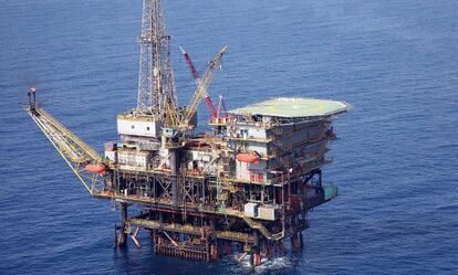 Vista aérea de la Plataforma petrolera Casablanca, en la costa de Tarragona, a unas 40 millas mar adentro.