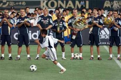Los jugadores del Real Madrid aplauden las maniobras de un niño japonés en el estadio Tokiodome.