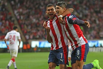 Orbelín Pineda y Alan Pulido celebran un gol en el torneo de liga