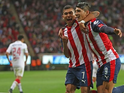 Orbelín Pineda y Alan Pulido celebran un gol en el torneo de liga